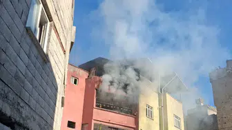 Siirt merkezde üç katlı binada korkutan yangın