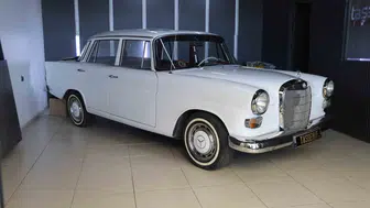 Elazığlı galerici 1967 model Mercedes otomobilini gözünden sakınıyor