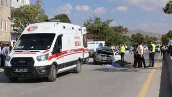 Van Edremit yolunda park halindeki kamyona çarpan otomobilde bir kişi yaşamını yitirdi