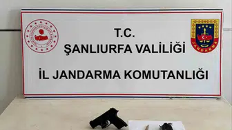 Suruç yolunda jandarma ekipleri iki şüpheliyi silah ve uyuşturucuyla yakaladı