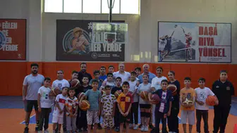 Muş Bulanıkta genç sporcularla sahaya inen Kaymakam Koşansu moral verdi