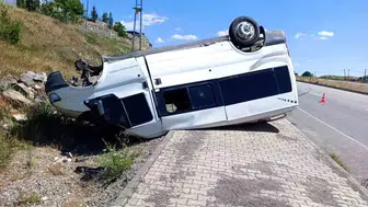 Karlıova yolunda kontrolden çıkan minibüs devrildi