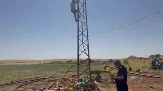 Şanlıurfa'da kaçak trafo operasyonunu durdurmak isteyen vatandaş direğe tırmandı