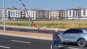 Batman Çevre Yolu nda düşen Türk bayrağını işçi Müslüm Taymur kurtardı