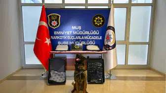 Muş polisi otobüs yolcusunun valizinden çıkan uyuşturucuya el koydu