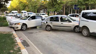 Elazığ Zübeyde Hanım Caddesinde dört aracın karıştığı zincirleme kazada üç kişi yaralandı
