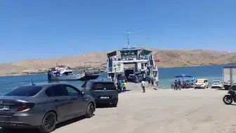 Keban Barajı'nda yakıtı biten feribot yolcuları korku dolu anlar yaşattı
