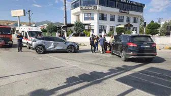 Van Edremit yolunda iki otomobilin karıştığı kazada iki kişi yaralandı