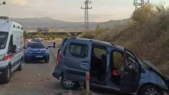 Elazığ Bingöl yolunda hafif ticari araç bariyerlere çarptı