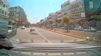 Şanlıurfa'da motosiklet kazası anı kameraya yansıdı