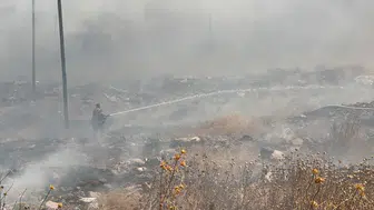 Diyarbakırda rüzgarın taşıdığı anız ateşi hafriyat sahasını küle çevirdi