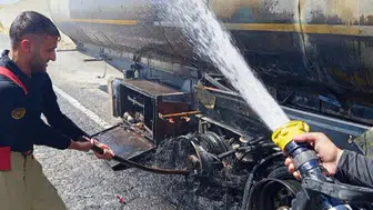 Şırnak yolunda seyir halindeki tırın dorsesi alevlere teslim oldu
