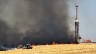 Sur ilçesinde petrol sahasını tehdit eden anız yangını söndürüldü