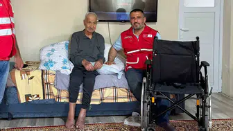 Vanlı iki vatandaşa Kızılay eliyle tekerlekli sandalye desteği geldi