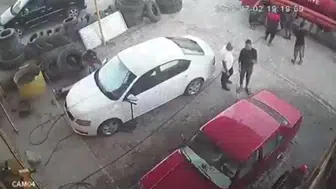 Şanlıurfa Birecik İtfaiyesinde Lastik Patlaması Bir Personeli Yaraladı