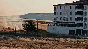 Palu ilçesindeki buğday tarlasında çıkan yangın ekiplerin çabasıyla söndürüldü