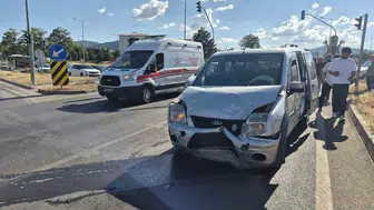 Bingöl merkezde yaşanan trafik kazasında iki araç çarpıştı ve iki kişi yaralandı
