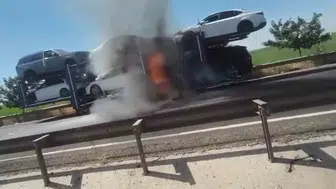Viranşehir yolunda otomobil yüklü tır yangını paniğe yol açtı