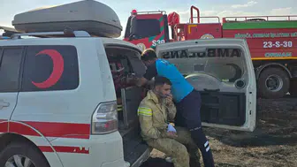 Bingöl Genç’te buğday tarlasındaki yangını söndürmeye çalışan 4 görevli hastanelik oldu