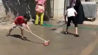 Batmanlılar belediyenin temizlemediği caddeyi kendi imkanlarıyla yıkadı