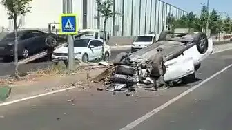 Diyarbakır'da kontrolden çıkan araç refüje çarparak takla attı