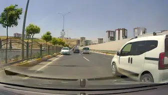 Şanlıurfa kara yolunda trafiği tehlikeye atan sürücü kameraya yansıdı