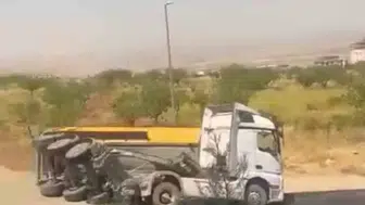 Siirt merkezde kontrolden çıkan kum yüklü kamyon yan yattı