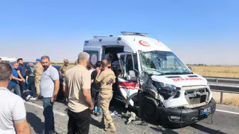 Nusaybin yolunda ambulansın karıştığı zincirleme kazada üç kişi yaralandı