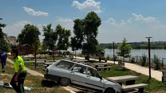 Birecik ilçesinde kontrolden çıkan araç millet bahçesine girdi