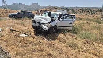Bingöl Genç ilçesinde iki otomobilin çarpıştığı kazada 10 kişi yaralandı
