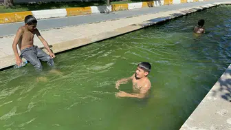 Elazığda çocuklar serinlemek için zabıtayı atlatıp süs havuzuna giriyor