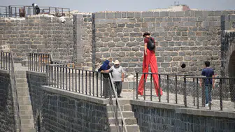 Diyarbakır Surları üzerinde tahta bacaklarla tehlikeli bir gösteri yaptı