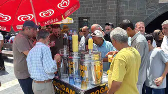 Diyarbakır sokaklarında cuma namazı sonrası süren hayır geleneği devam ediyor