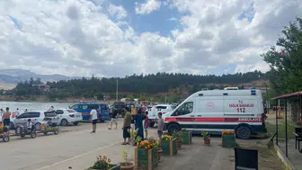 Hazar Gölü üzerinde su alan kayıktaki yedi kişi ekiplerce kıyıya çıkarıldı