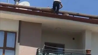 Elazığda beş katlı binanın tepesindeki işçinin yürek burkan anları