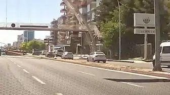 Diyarbakırda üst geçitten aşağı düşen bir kişi hastaneye kaldırıldı