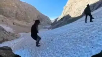 Tunceli Ovacıkta yaz mevsimine inat erimeyen buzlar şelaleyle birleşti