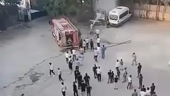 Silvan ilçesinde park halindeki minibüs yanarak kullanılamaz hale geldi