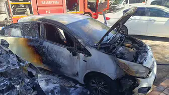 Siirt'te park halindeki iki otomobil yanarak kullanılamaz hale geldi