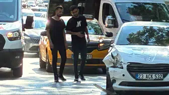 Elazığ merkezinde iki aracın karıştığı kazada iki kişi yaralandı