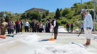 Pülümür tuzu üretiminde çalışan Tunceli Valisi Aygöl tescil belgesini teslim etti