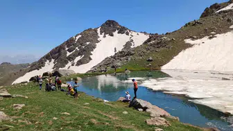 Hakkari yaylalarında dondurucu göl keyfi