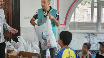 Cizre'de 55 Kur'an kursu öğrencisine kıyafet ve ayakkabı hediyesi