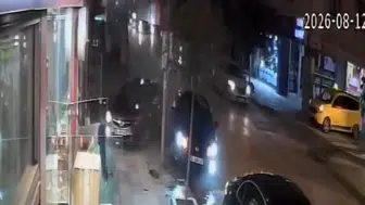 Elazığ Vali Fahri Bey Caddesinde iki otomobil kaza yaptı