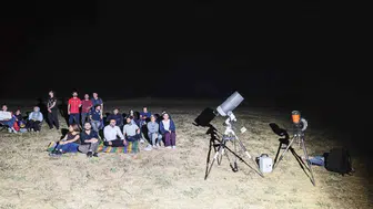 Van Gölü kıyısında buluşan doğa tutkunları gökyüzünü teleskoplarla inceledi