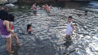 Hakkari halkı kavurucu sıcaklardan kaçıp Otluca köyündeki havuza sığınıyor