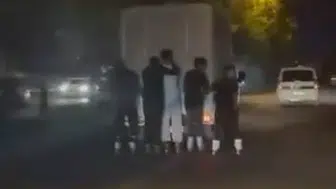 Diyarbakır sokaklarında seyir halindeki pikaba tutunan gençlerin yürekleri ağza getiren tehlikeli yolculuğu