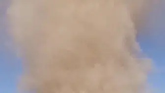 Bitlis'te bir inşaat sahasında aniden yükselen dev hortum kameraya yansıdı