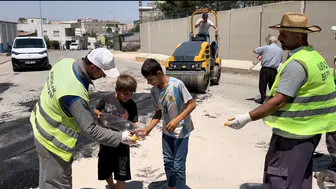 Kurtalan yolunda ter döken işçilere çocuklardan serinleten sürpriz