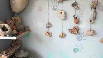 Siirtli köylüler tarlada buldukları gizemli objeleri bahçelerinde sergiliyor